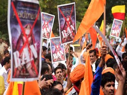पद्मावती विवाद : दीपिका-भंसाली के बाद रणवीर की टांग तोड़ने की धमकी, भाजपा नेता के खिलाफ मामला दर्ज पद्मावती विवाद : दीपिका-भंसाली के बाद रणवीर की टांग तोड़ने की धमकी, भाजपा नेता के खिलाफ मामला दर्ज