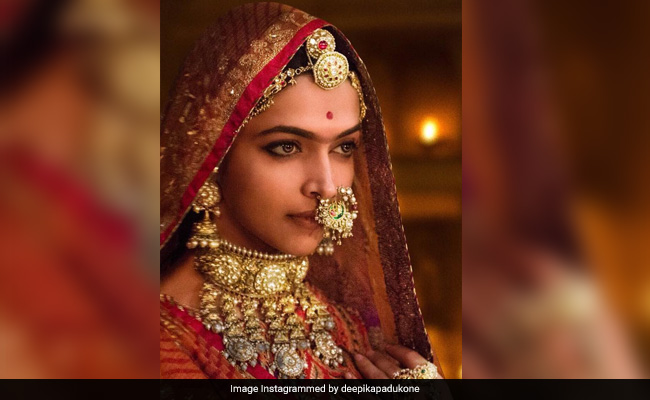 Makeup Pro Chandni Singh Shows Us How To Get Deepika Padukone's <i> Padmavati </i> Look