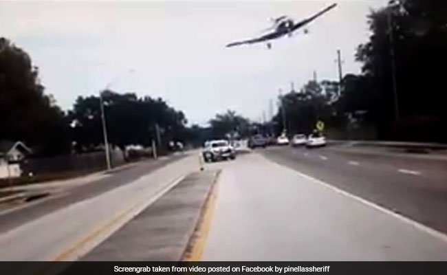 VIDEO: हाइवे पर खतरनाक ढंग से उड़ता प्लेन पेड़ से टकराया, खुली रह गई लोगों की आंखें