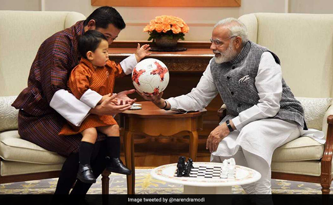 भूटान के क्‍यूट प्रिंस ने पीएम नरेंद्र मोदी से कहा नमस्‍ते, बदले में मिले गिफ्ट, फोटो वायरल