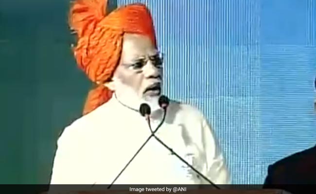 गुजरात चुनाव: नवसारी में रैली के दौरान 'अजान' सुनकर PM मोदी ने दो मिनट तक रोका भाषण