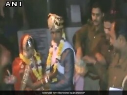 VIDEO: कन्नौज में दूल्हा-दुल्हन ने थाने में रचाया ब्याह, वजह जानकर होगी हैरानी VIDEO: कन्नौज में दूल्हा-दुल्हन ने थाने में रचाया ब्याह, वजह जानकर होगी हैरानी