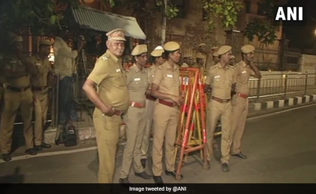 Income Tax Officials Raid Jayalalithaa's Chennai Home, Search Sasikala's Rooms