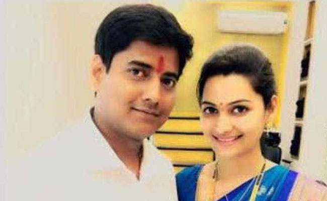 आईएस अफसर को धमकाकर जबरन वसूली के आरोप में निजी जासूस औऱ उसकी पत्नी गिरफ्तार