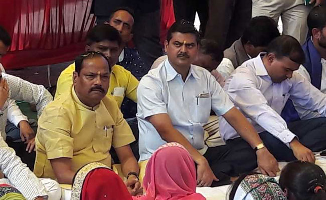 झारखंड के मुख्यमंत्री रघुबर दास अचानक पहुंचे गांव...