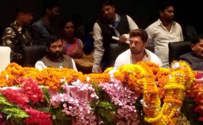 तेजप्रताप पर भड़के रामविलास पासवान, कहा- ... तो वो कल लालू की भी खाल खींच सकता है