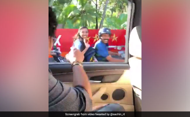 वायरल : सचिन तेंदुलकर ने बाइक पर बैठी महिलाओं को कुछ इस अंदाज में कहा- हेलमेट पहनो, बनाया वीडियो