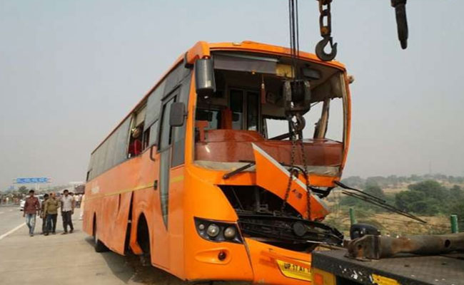 उत्तर प्रदेश : बच्चों को ताजमहल दिखाने जा रही बस पलटी, ड्राइवर की मौत, 35 घायल