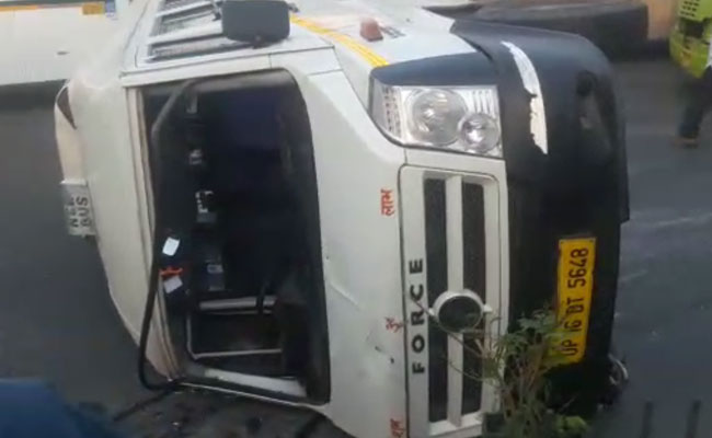 नोएडा: गोल्‍फ कोर्स मेट्रो स्‍टेशन के पास स्‍कूल बस पलटी, शीशा तोड़कर बच्‍चों को निकाला