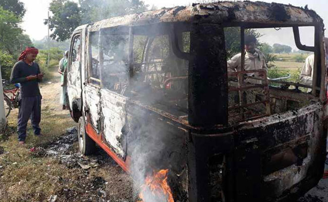 बाल दिवस पर बदमाशों ने स्कूल बस में लगाई आग, और फिर बच्चे...