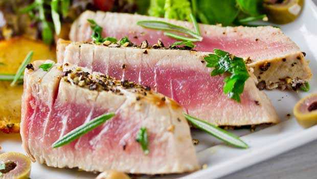 seared tuna with baby spinach and avocado recipe