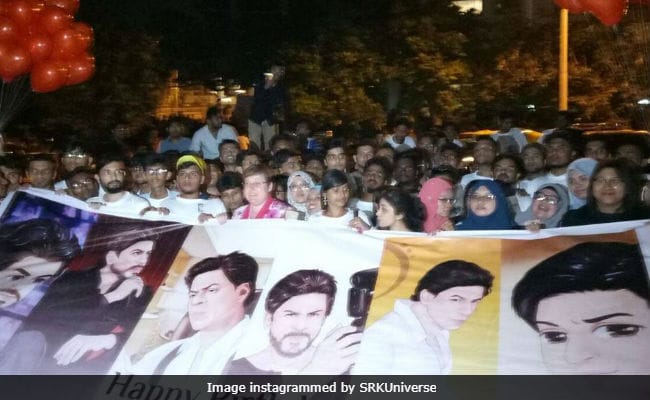 When Shah Rukh Khan Was Celebrating His Birthday In Alibaug This Happened Outside Mannat