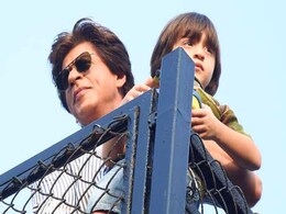 Shah Rukh Khan Video: शाहरुख खान के जन्मदिन पर मन्नत के बाहर आधी रात को जुटी फैन्स की भीड़, देखें वीडियो Shah Rukh Khan Video: शाहरुख खान के जन्मदिन पर मन्नत के बाहर आधी रात को जुटी फैन्स की भीड़, देखें वीडियो