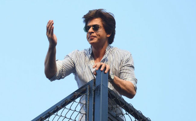 Shah Rukh Khan Returns From Alibaug, Greets Fans With Birthday-Special Salaam From Mannat