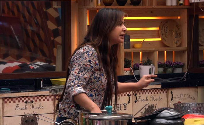 Bigg Boss 11 : शिल्पा शिंदे को लगा जोर का झटका, दोस्तों ने ही पीठ में खंजर घोंपा