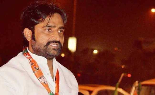 ग्रेटर नोएडा में बीजेपी नेता और उनके गनर की दिनदहाड़े हत्या