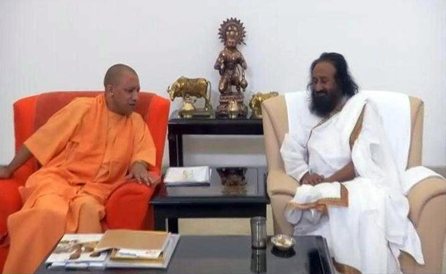 अयोध्या राम मंदिर विवाद सुलझाने में जुटे श्री श्री, सीएम योगी से की मुलाकात