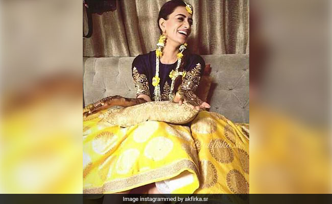 Viral: Actress Smriti Khanna Doing The Bhangra At Her Mehendi