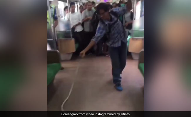 VIRAL VIDEO: चलती ट्रेन में निकल आया सांप, 'हीरो' ने सिर्फ हाथों से मार डाला