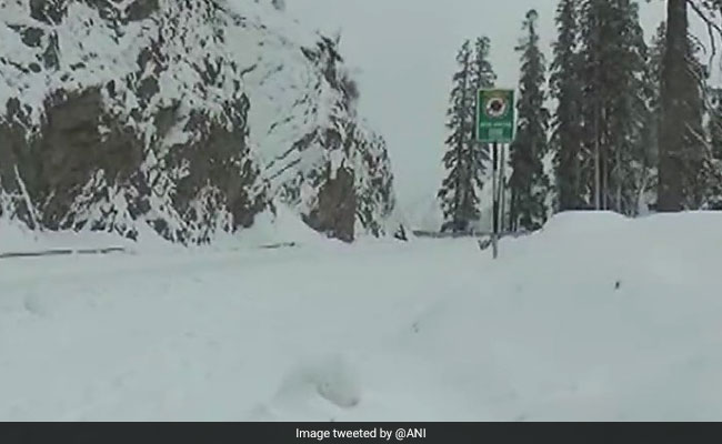 जम्मू के ऊंचाई वाले क्षेत्रों में हिमपात जारी,  लगातार दूसरे दिन मुगल रोड रहा बंद