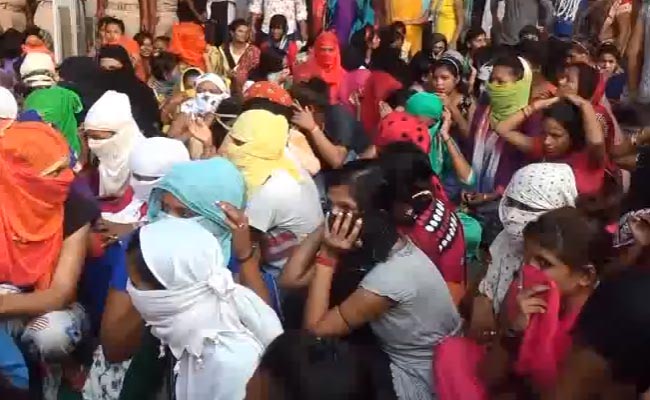 सोनपुर मेले में थियेटरों को नहीं मिला लाइसेंस तो महिला डांसरों ने किया हंगामा