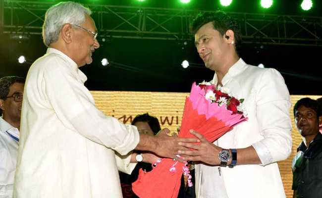 ऊर्जा मंत्रियों का सम्मेलन रद्द, सीएम नीतीश कुमार ने सुने सोनू निगम के गीत