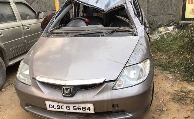 साउथ दिल्ली में कार की टक्कर से पति-पत्नी गंभीर घायल