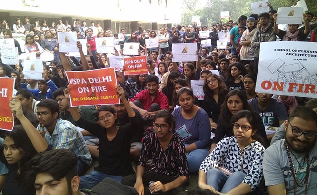 प्रोटेस्ट@मिडनाइट : जब छात्राओं की जिद के आगे प्रशासन को झुकना पड़ा