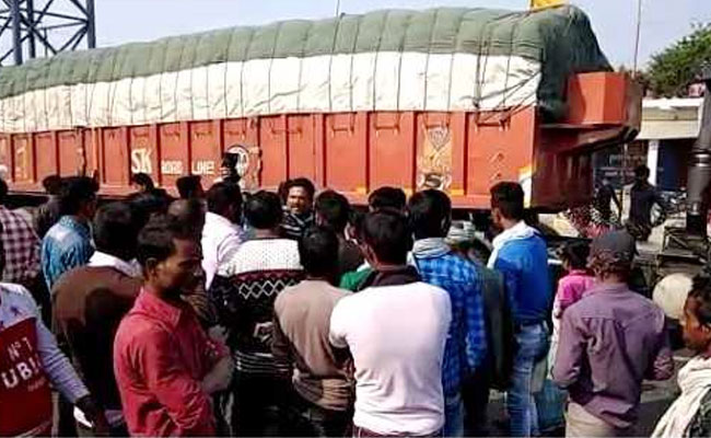 सुपौल : तेज रफ्तार ट्रक ने तीन को कुचला, स्‍थानीय लोगों ने सड़क जाम कर किया हंगामा