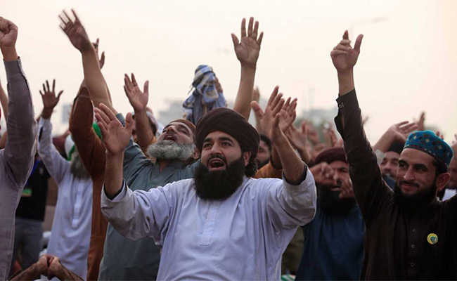Pakistan Issues 'Last Warning' To Islamists Blocking Entrance To Capital