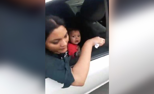 मुंबई : कार में बैठी महिला बच्चे को पिला रही थी दूध, तभी ट्रैफिक पुलिस वाले कार ही उठा ले गये