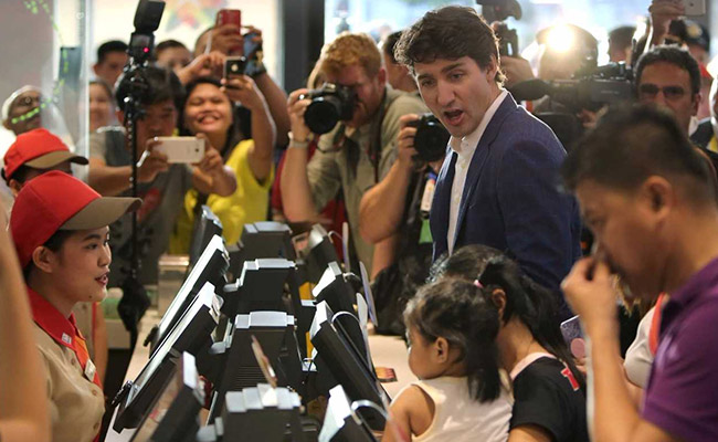 'Can I Get It To Go?' Justin Trudeau Charms Manila While Ordering Fried Chicken