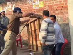 यूपी निकाय चुनाव : बाराबंकी में पुलिस ने वोटरों पर बरसाईं लाठिया, कुर्सियां भी तोड़ी
