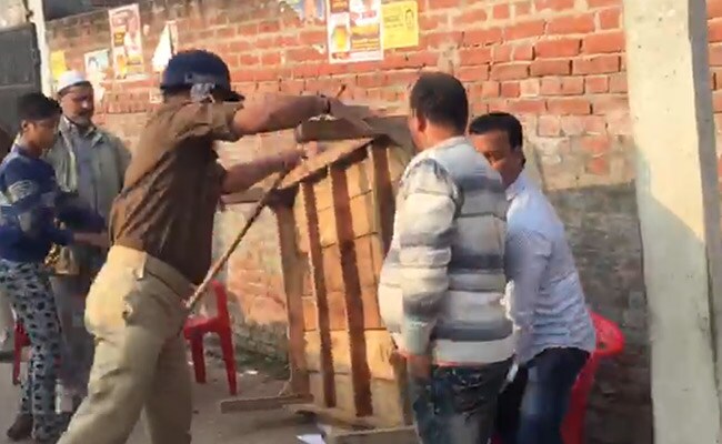 यूपी निकाय चुनाव : बाराबंकी में पुलिस ने वोटरों पर बरसाईं लाठिया, कुर्सियां भी तोड़ी