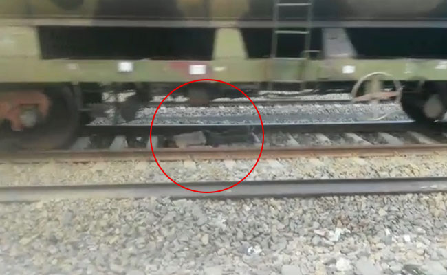 VIDEO: आदमी के ऊपर से गुजर गई ट्रेन, बाल भी नहीं हुआ बांका