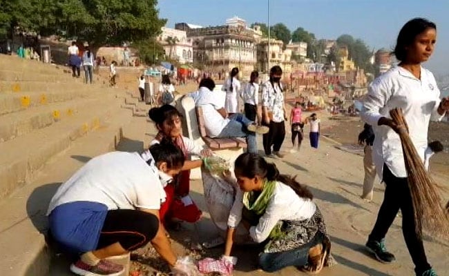 देव दीपावली के बाद बनारस के घाट की सफाई में जुटी BHU छात्राएं