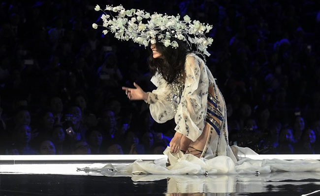 Viral Video: Model Ming Xi Falls On Victoria's Secret Ramp. Her ...