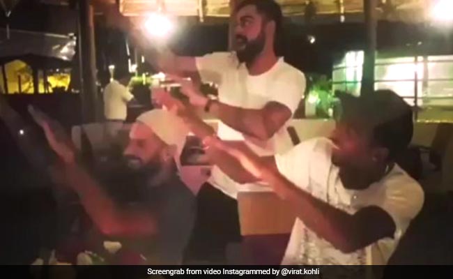 मैच से पहले कोहली ने किया धवन के साथ डांस, वायरल हो रहा है VIDEO मैच से पहले कोहली ने किया धवन के साथ डांस, वायरल हो रहा है VIDEO