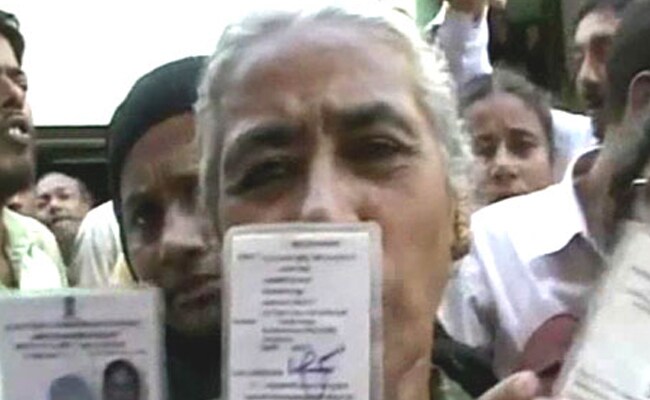 पश्चिम बंगाल के हुगली जिले में कचरे में पड़े मिले 200 मतदाता पहचान पत्र