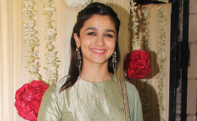 From Office To <i>Shaadi</i>: 5 Expert Makeup Tips