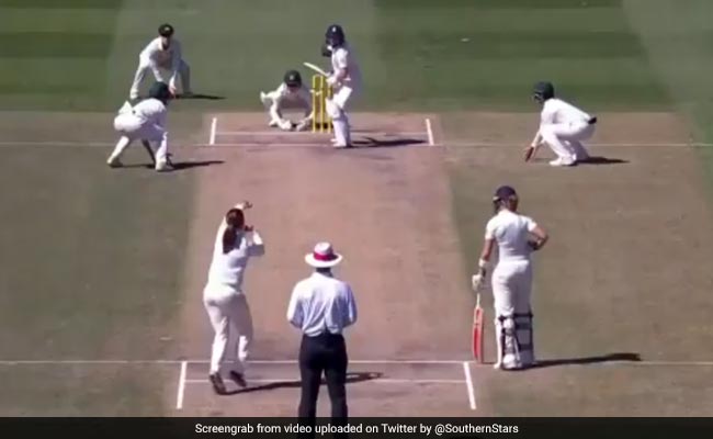 VIDEO: इस गेंदबाज ने डाली ऐसी गेंद, बल्लेबाज से लेकर अंपायर तक देखते रह गए