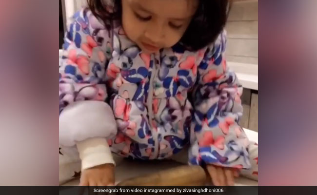 धोनी की बेटी जीवा ने बनाई गोल रोटी, सोशल मीडिया पर वायरल हुआ वीडियो