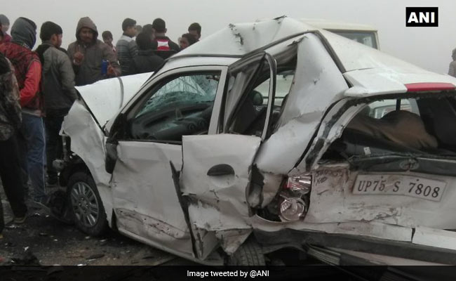 कोहरे की वजह से लखनऊ-आगरा एक्सप्रेस पर 10 कारें आपस में टकराईं