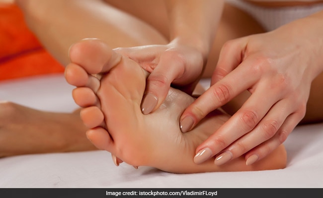 How to Use Acupressure Points for Foot Pain: 10 Steps