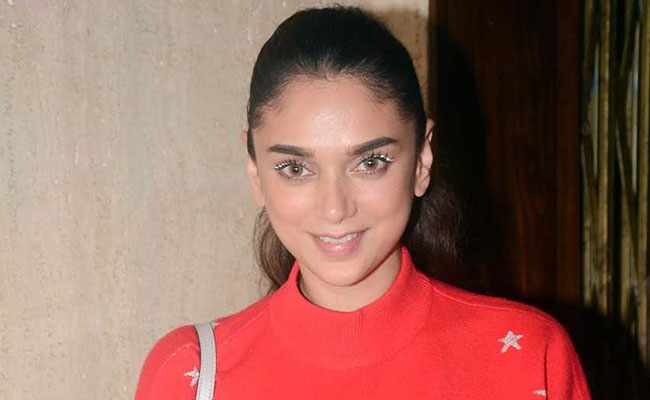 Rock The White Eyeliner Like Aditi Rao Hydari With These 3 Products This Winter
