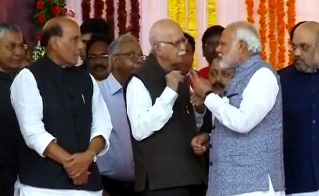 गुजरात : फिर वही मंच...वही चेहरे, लेकिन बदल चुके हैं किरदार, 3 तस्वीरें सब कुछ कर रही हैं बयां