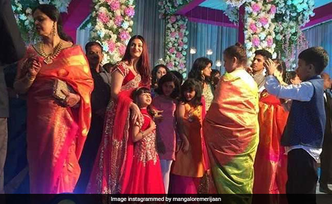 Viral: Aishwarya And Aaradhya Bachchan In Matching <i>Lehengas</i> At Wedding