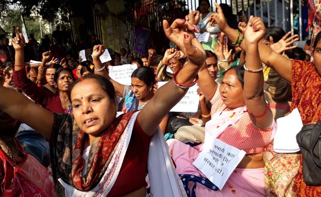 पटना : सचिवालय की सुरक्षा व्यवस्था तोड़कर घुसीं सैकड़ों एएनएम, जमकर मचाया हंगामा