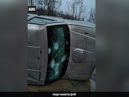 जम्मू-कश्मीर : शोपियां में बैंक की कैश वैन पर आतंकियों ने की फायरिंग, 2 सुरक्षा गार्ड की मौत जम्मू-कश्मीर : शोपियां में बैंक की कैश वैन पर आतंकियों ने की फायरिंग, 2 सुरक्षा गार्ड की मौत