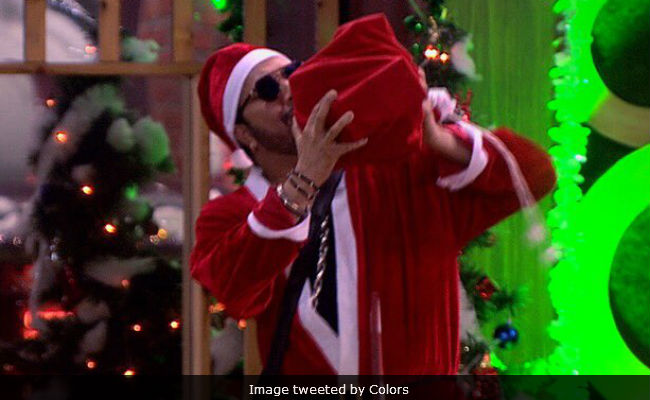 <i>Bigg Boss 11</i>, Weekend Ka Vaar, December 24: Santa Claus Mika Singh Is In The House